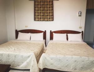 頭城的住宿－丹尼渡假莊園，两张睡床彼此相邻,位于一个房间里