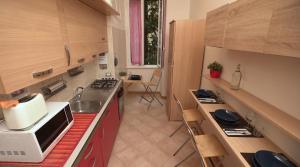 A kitchen or kitchenette at Domus Amica