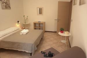 A bed or beds in a room at Domus Amica