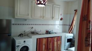 a kitchen with a washing machine and a washer at Appartements F2 & F3 à louer Ouest-Foire Dakar in Dakar