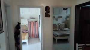 Pokój z sypialnią z łóżkiem i drzwiami w obiekcie Appartements F2 & F3 à louer Ouest-Foire Dakar w mieście Dakar