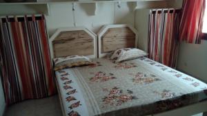 1 dormitorio con 1 cama con 2 cabeceras en Appartements F2 & F3 à louer Ouest-Foire Dakar, en Dakar