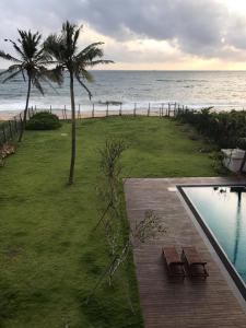 Výhled na bazén z ubytování Villa by the Sea, Negombo-Katunayake nebo okolí