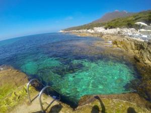 - une vue sur l'océan depuis la côte dans l'établissement Hotel Punta Rossa, à San Felice Circeo