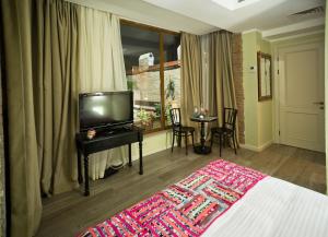 TV a/nebo společenská místnost v ubytování No12 Boutique Hotel