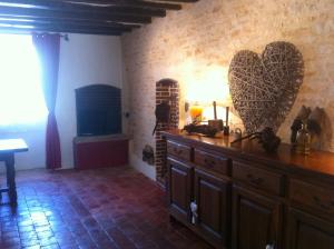 une chambre avec un cœur sur le mur dans l'établissement Gite Vezelay, à Chamoux