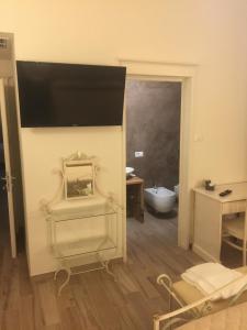 a room with a bathroom with a sink and a tub at Il FEUDO in San Gimignano