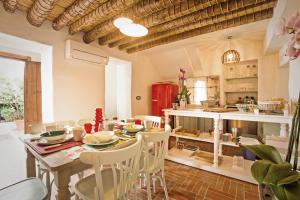 cocina con mesa y sillas en una habitación en EL TORREON 109 CHARMING B&B - Recomendado Adultos en Frigiliana