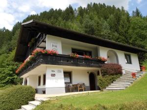 una casa con flores a un lado. en Apartments Balon, en Kranjska Gora