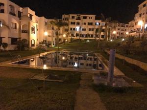 Bazén v ubytování Lilac Gardens Resort nebo v jeho okolí