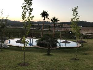 Bazén v ubytování Lilac Gardens Resort nebo v jeho okolí