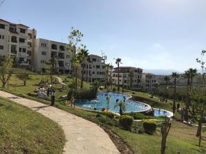 Bazén v ubytování Lilac Gardens Resort nebo v jeho okolí