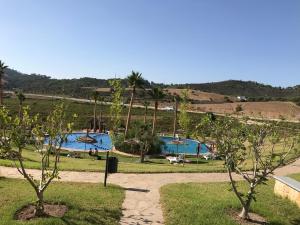 Bazén v ubytování Lilac Gardens Resort nebo v jeho okolí