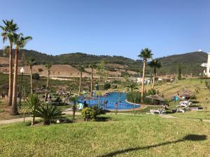 Bazén v ubytování Lilac Gardens Resort nebo v jeho okolí
