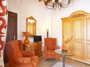 A seating area at Puig de Ros d’Alt