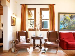 A seating area at Puig de Ros d’Alt