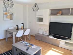 Telewizja i/lub zestaw kina domowego w obiekcie Alojamiento La Rosaleda