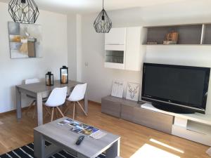 Telewizja i/lub zestaw kina domowego w obiekcie Alojamiento La Rosaleda