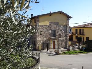 a stone house with a fence in front of it at B&B Bergamo e Brescia in Rodengo Saiano