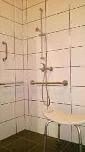 uma casa de banho com um chuveiro e uma mesa. em Alma del Camino - Rooms & Albergue em Sarria