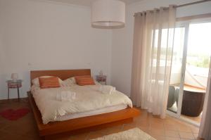 AmoreiraにあるOcean View at Praia D'El Reyのベッドルーム1室(ベッド1台、大きな窓付)