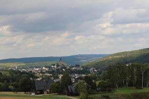 eine kleine Stadt mitten im Tal in der Unterkunft Ferienwohnung Nicole in Schneeberg