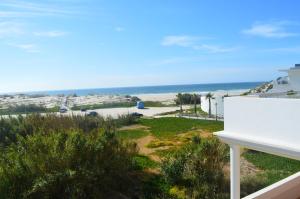 AmoreiraにあるOcean View at Praia D'El Reyの家のバルコニーからビーチの景色を望めます。