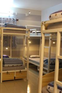 Postel nebo postele na pokoji v ubytování DaLat Sky Hostel