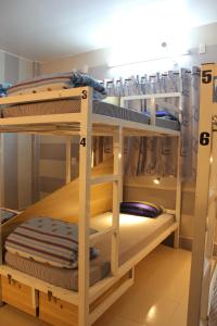 Palanda nebo palandy na pokoji v ubytování DaLat Sky Hostel