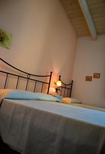 Ένα ή περισσότερα κρεβάτια σε δωμάτιο στο Agriturismo Il Falco