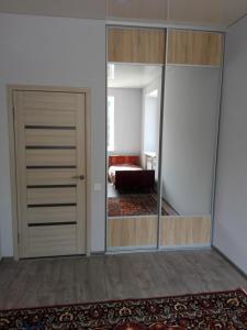 クルィヴィーイ・リーフにあるApartment on Kryvorizhstal Street 35-24のガラスの引き戸付きの部屋、ベッドルーム1室が備わる客室です。