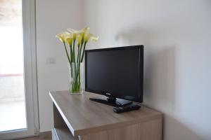A television and/or entertainment centre at Appartamenti Torre