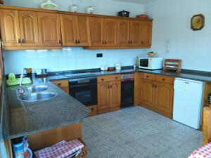 San Martin del MarにあるCasa Tiradorのキッチン(木製キャビネット、シンク、電子レンジ付) +21枚の写真