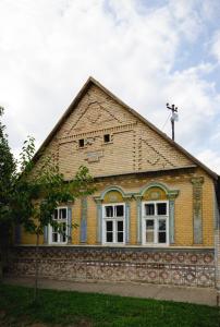 an old house with a cross on top of it at Ethno&Coffee House Tulip in Gložan