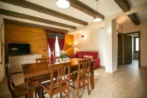 ein Esszimmer mit einem Holztisch und Stühlen in der Unterkunft Appartamento Monte Bianco in La Salle