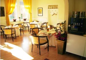 ein Esszimmer mit Tischen und Stühlen in einem Restaurant in der Unterkunft Hotel Gasthaus Krone in Köln