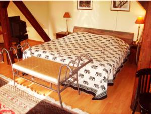 ein Schlafzimmer mit einer Hundedecke auf einem Bett in der Unterkunft Hotel Gasthaus Krone in Köln