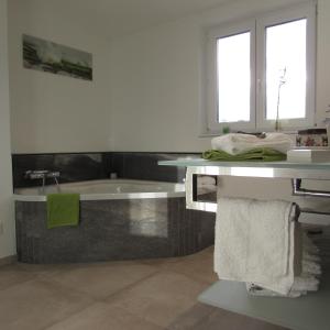un baño con bañera y lavabo en Appartement Sprung, en Radstadt