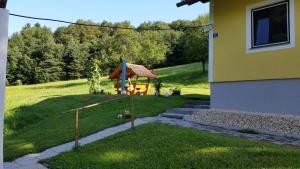 einen Spielplatz in einem Hof neben einem Haus in der Unterkunft Ferienhaus Dreiländereck in Minihof Liebau