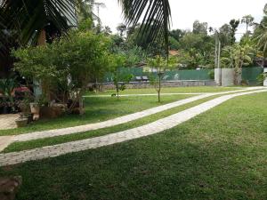 Taman di luar Relax Inn Hikkaduwa