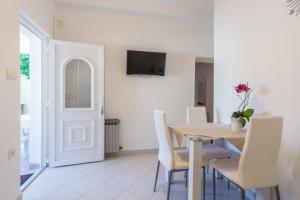 TV a/nebo společenská místnost v ubytování Apartments Tolic