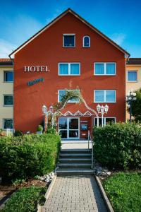 hotel ze schodami prowadzącymi do niego w obiekcie Hotel Residenz w mieście Schnelldorf