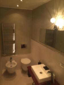 アラッシオにあるAppartamento centro Alassioのバスルーム(白いトイレ、シンク付)