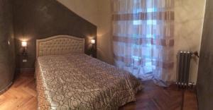アラッシオにあるAppartamento centro Alassioのベッドルーム(ベッド1台、窓付)
