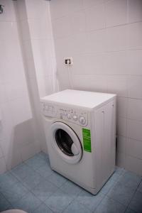 ボローニャにあるI love my Houseの小さな部屋に洗濯機と乾燥機があります。