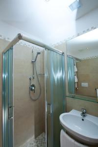 uma casa de banho com um chuveiro, um lavatório e um WC. em Hotel Ristorante Cesare em Savignano sul Rubicone