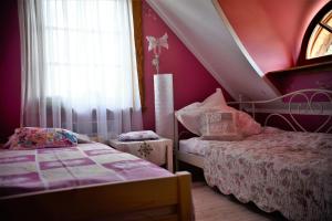 una camera da letto con due letti e una finestra di Białowieski Dworek do 10 Gości a Białowieża