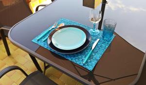 een tafel met een bord en een glas wijn bij Il Terrazzo sul Tigullio in Rapallo