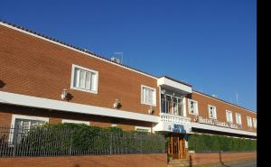 a red brick building with a fence in front of it at Hotel Santa Rita Itu in Itu