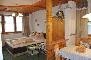 ein Schlafzimmer mit einem Bett und einem Tisch darin in der Unterkunft Haus Kraft in Sankt Martin am Tennengebirge